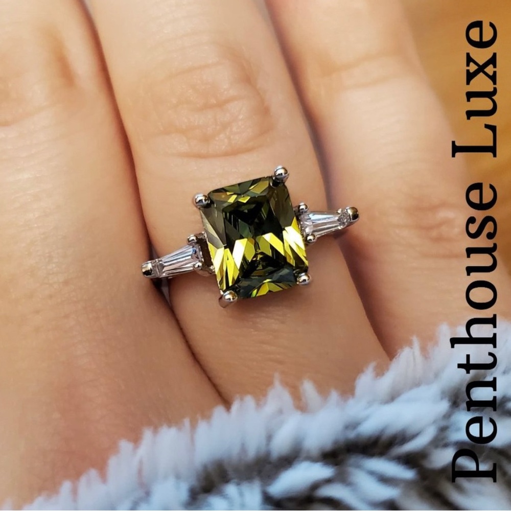 Beautiful green peridot ring, size 6